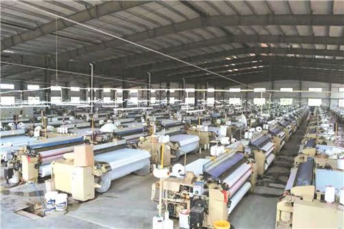 整洁有序的祁阳县东骏纺织生产车间.