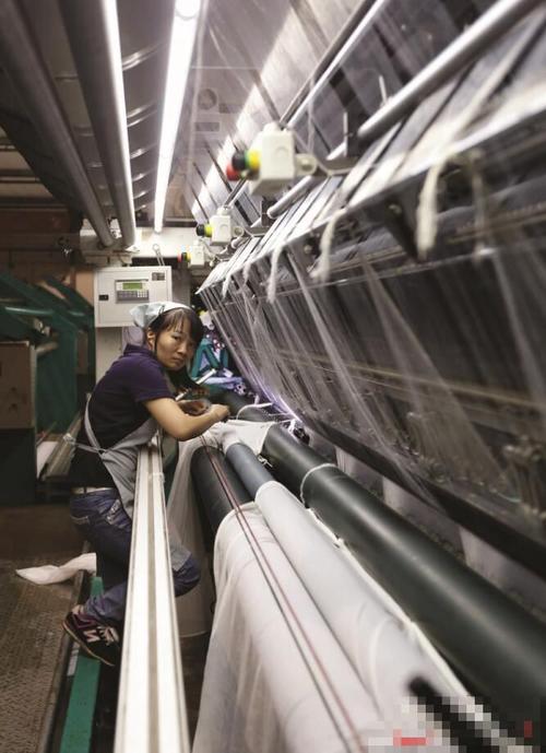 东莞纺织工厂实现"机器换人" 节约成本效率高